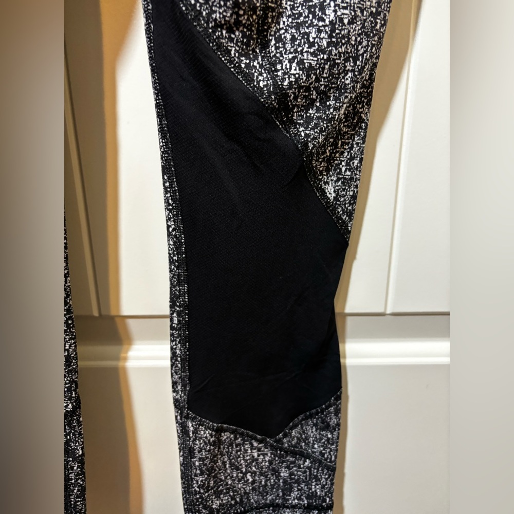LULULEMON Cropped Leggings Size 4 Black White Pattern EUC D2 - Picture 4 of 5